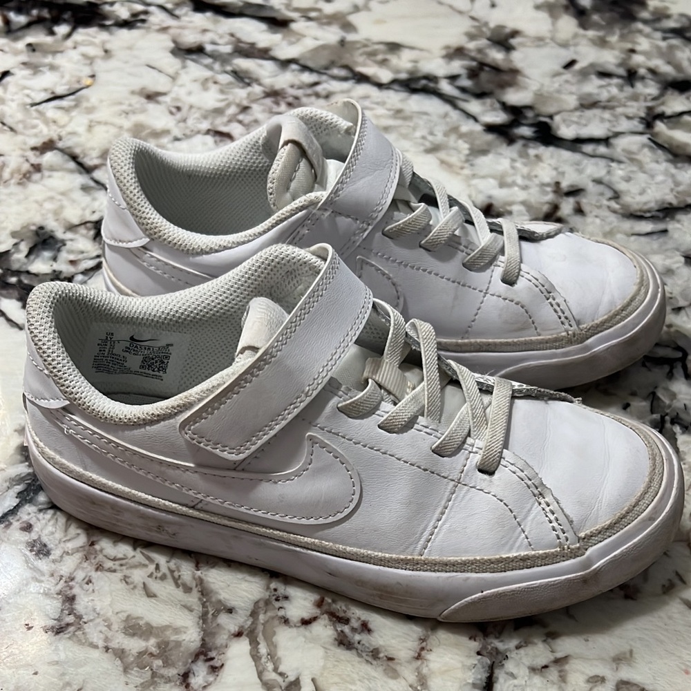 Nike court legacy